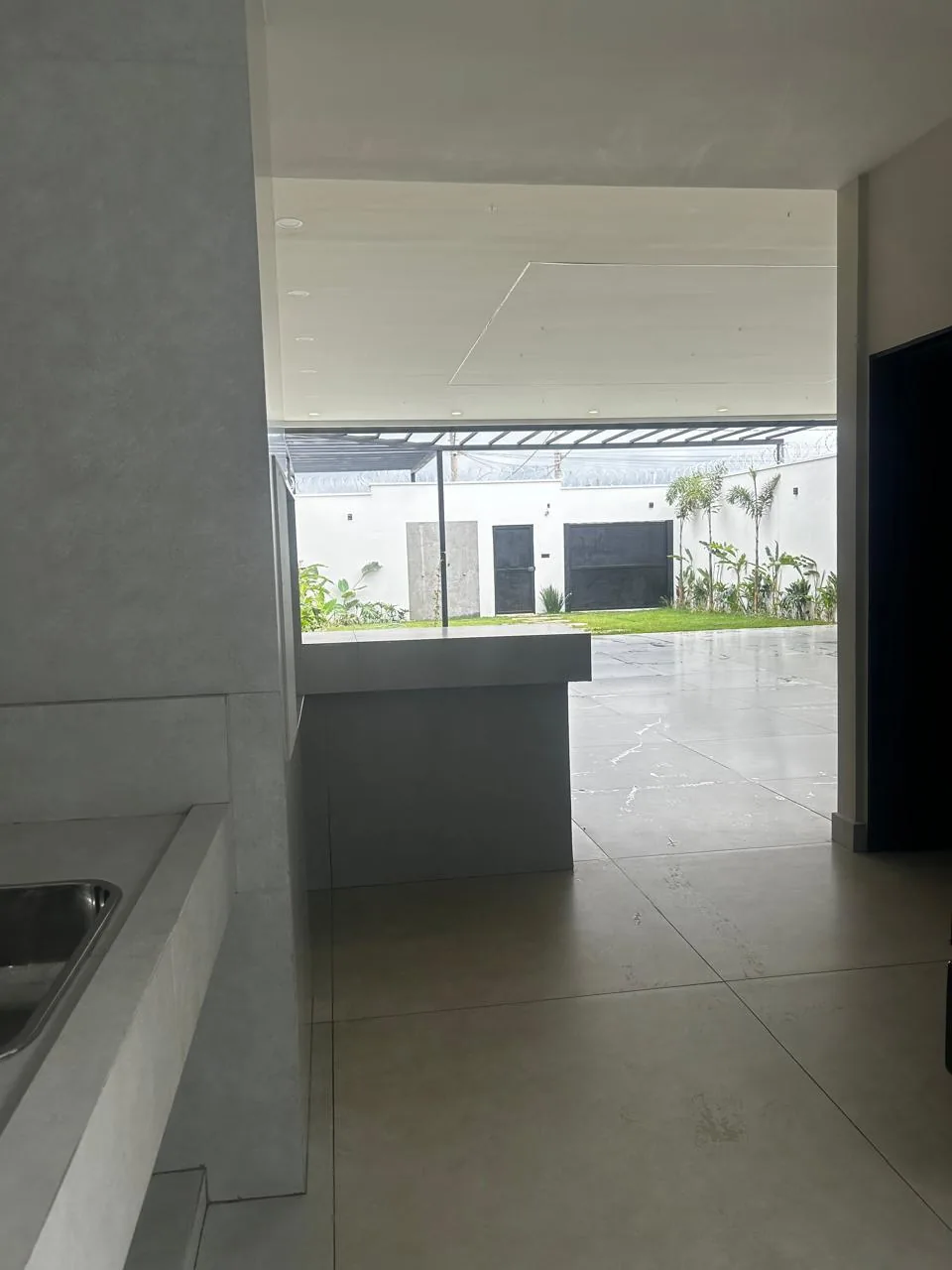 Cozinha completa do salão de festas com bancada de apoio