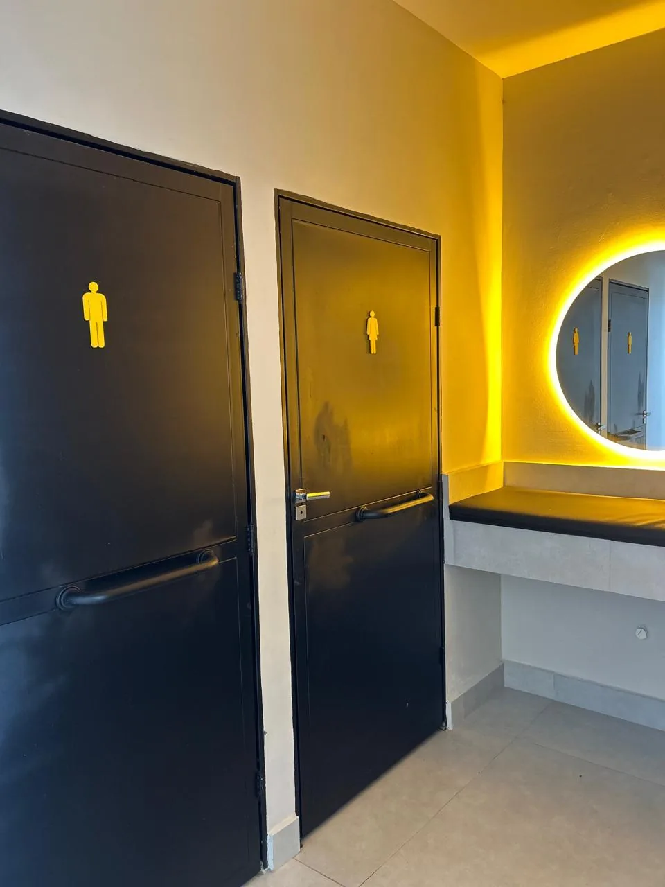 Lavabo do salão de festas com espelho iluminado